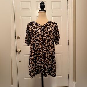 Elegant Masai Black and Cream SS Print Shirt w/ accent seams, Lg